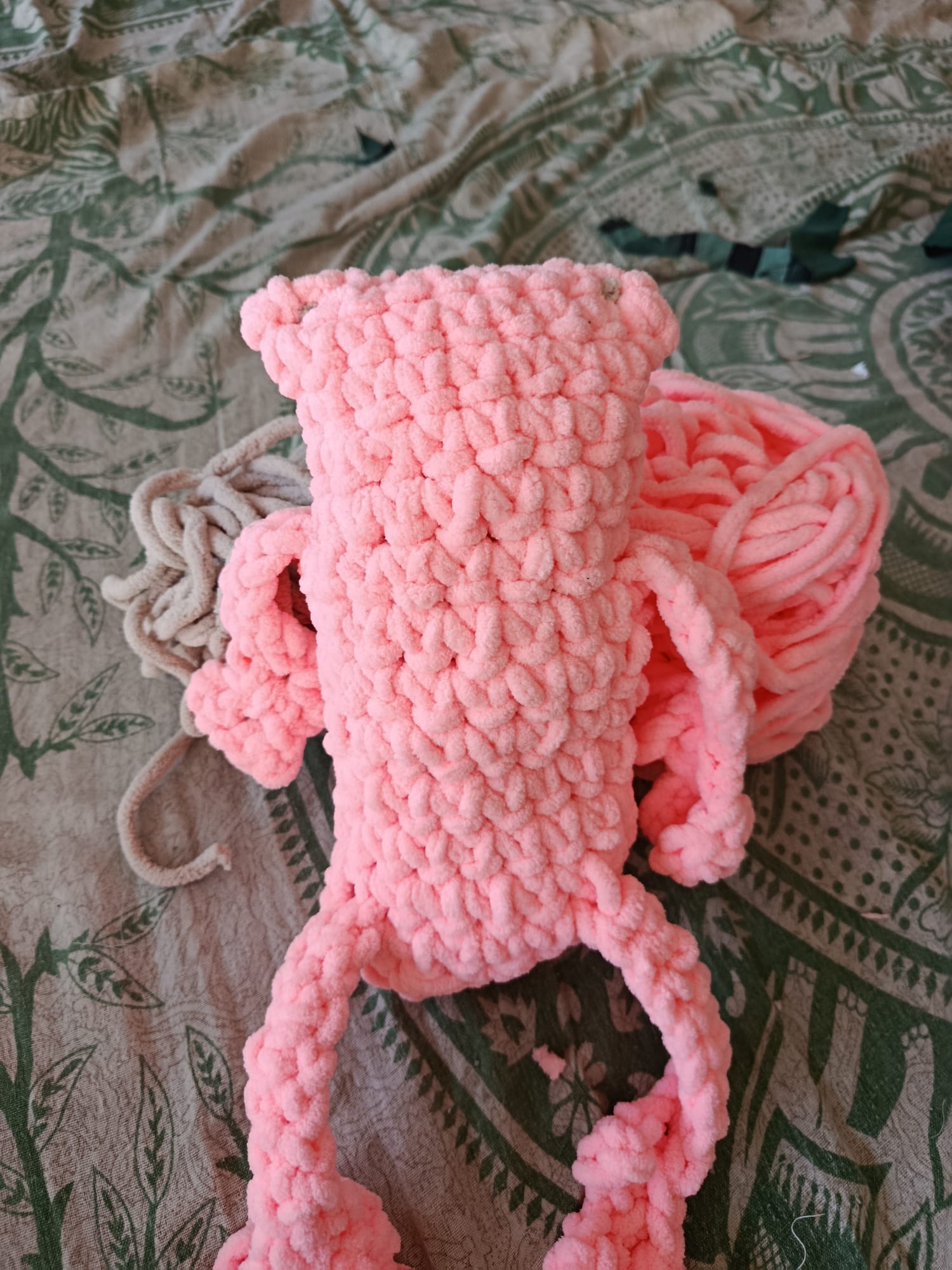 Muñeco rosa de crochet hecho a mano